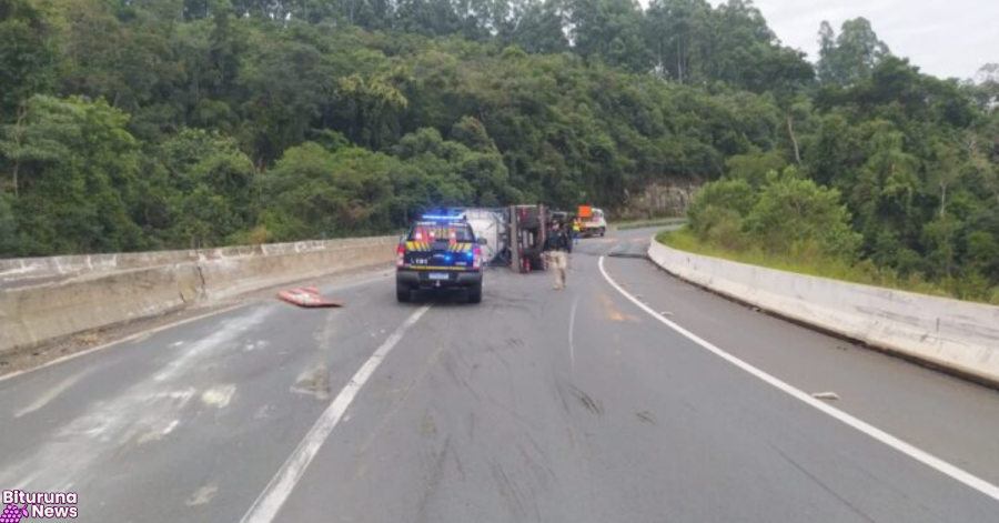 Tombamento de bitrem bloqueia BR-376 e provoca vazamento de diesel em Tibagi
