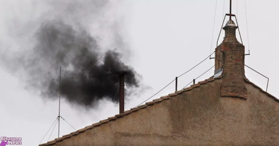 Conclave: fumaça preta aparece com quase 2 horas de atraso e levanta hipóteses sobre demora