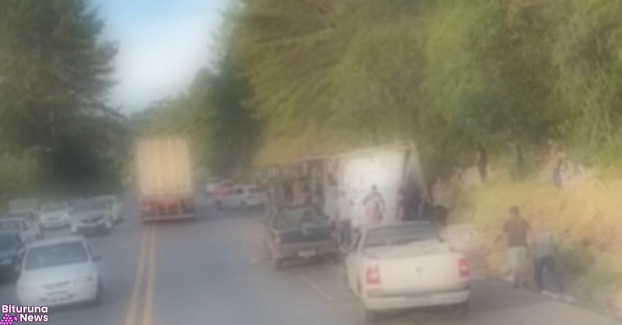 Carreta carregada de frango tomba na BR-153 em General Carneiro e carga é saqueada