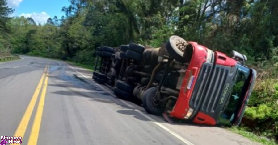 Caminhão carregado com contêiner sai da pista na BR-476