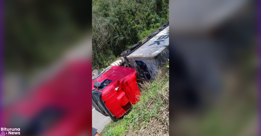 Carreta tombada na BR-476 teve parte da carga saqueada
