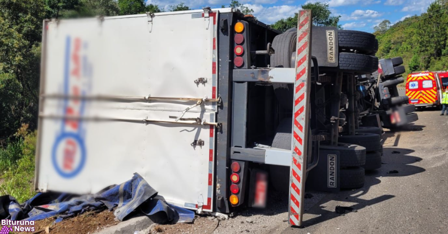 Casal morre em acidente com carreta tombada na SC-135, na divisa de Porto União