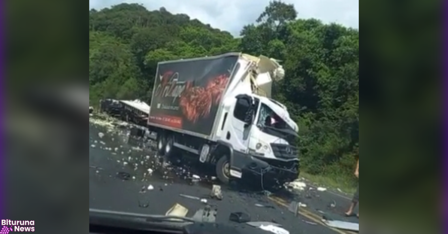 Acidente grave entre caminhão e carreta interdita trecho da BR-153, em General Carneiro