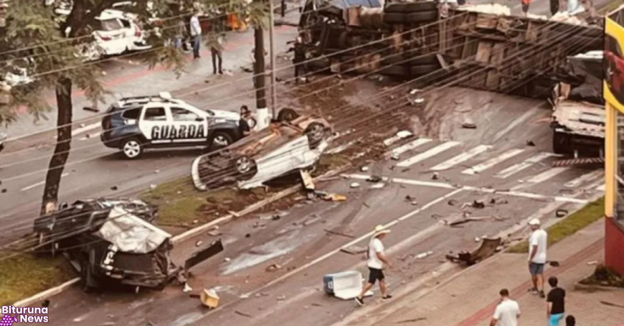 Carreta com placas de Bituruna provoca acidente com 14 veículos em Chapecó