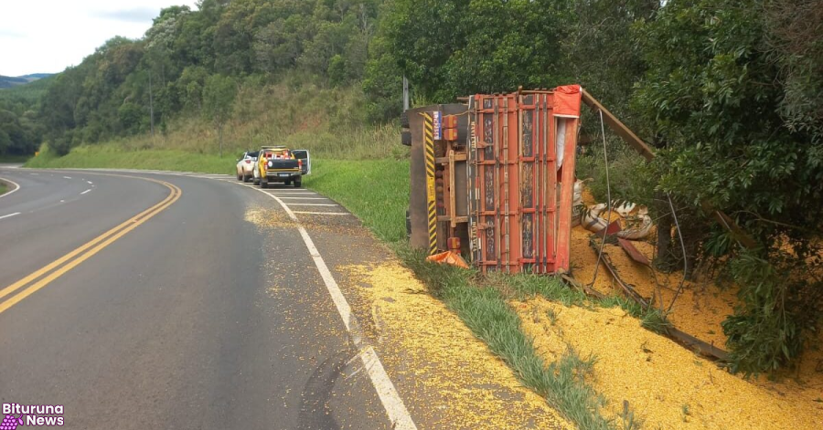 Caminhão tomba na PR-170 e milho se espalha às margens da rodovia