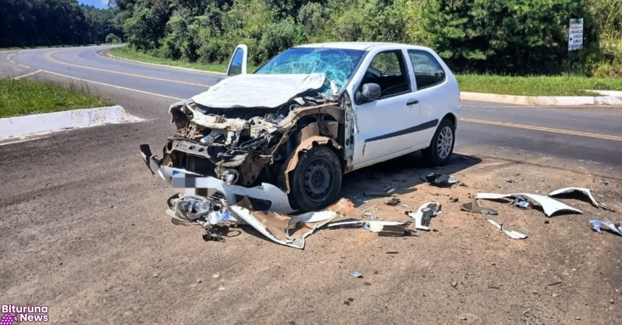 Fiat Palio colide com ônibus na BR-153 e deixa quatro feridos em União da Vitória