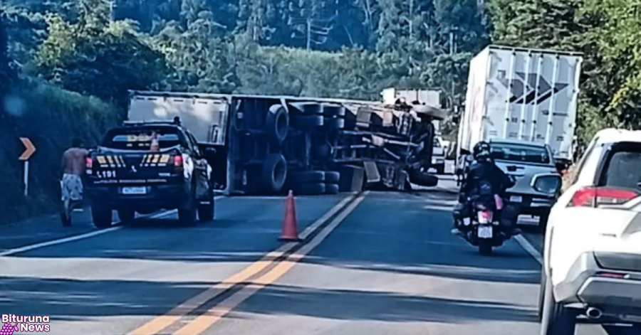 Caminhão tomba na BR-153 em General Carneiro e trânsito opera em pare e siga