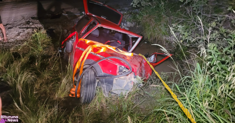Carro capota em vala com água e motorista de 64 anos fica preso às ferragens na BR-153, em Mallet