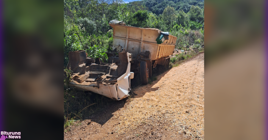 Caminhão abandonado em Cruz Machado tinha cabine inclinada e condutor ferido foi socorrido por populares