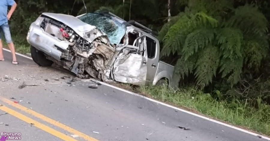 Caminhonete de União da Vitória colide com carreta na BR-153, em Mallet; condutora fica ferida