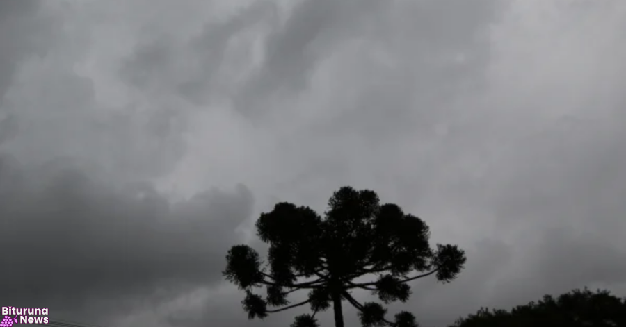 Alerta de tempestade e termômetros abaixo de 10°C: frente fria derruba temperaturas e espalha chuva pelo Paraná
