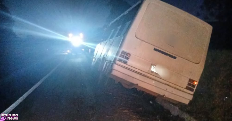 Micro-ônibus com placas de União da Vitória sai da pista na BR-153 após o Mallon