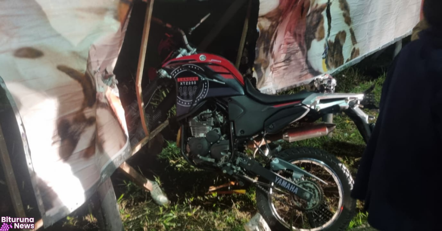 Motociclista atravessa outdoor após colisão na Avenida Santa Rosa, em Porto União