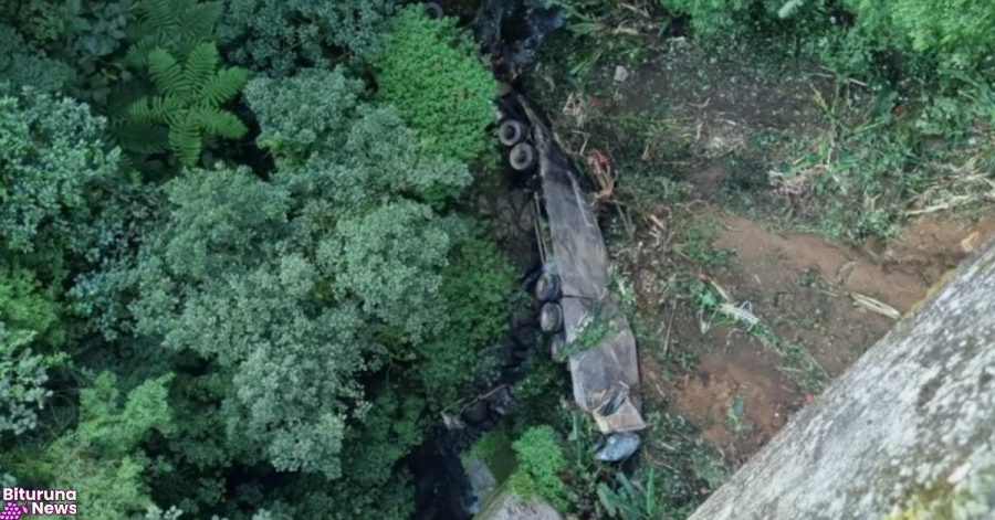Corpo de mulher presa sob caminhão que despencou de viaduto na BR-277 é resgatado após 20 horas de operação