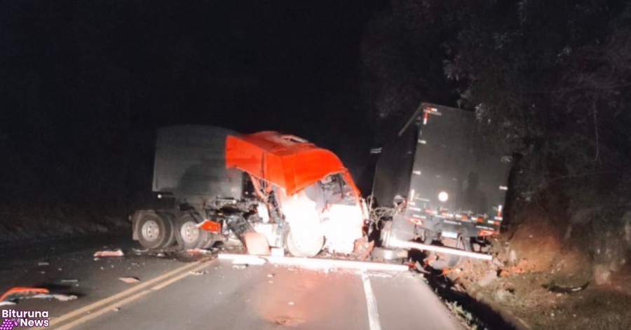 Colisão frontal entre dois caminhões deixa um morto na BR-153, entre General Carneiro e União da Vitória