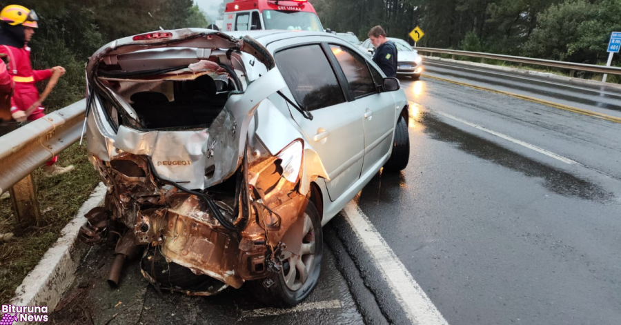 Carro roda na pista e bate em caminhão na BR-153, na Serra do Leão, em União da Vitória