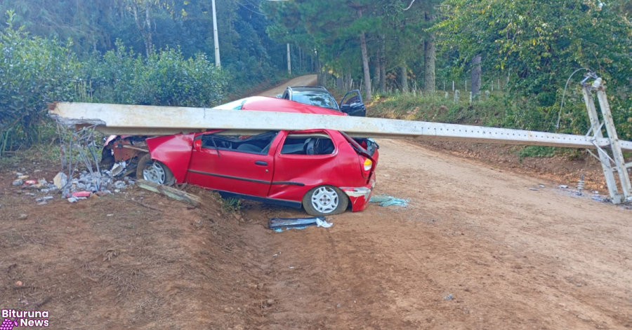 Motorista fica preso às ferragens após carro derrubar poste energizado no interior de Cruz Machado