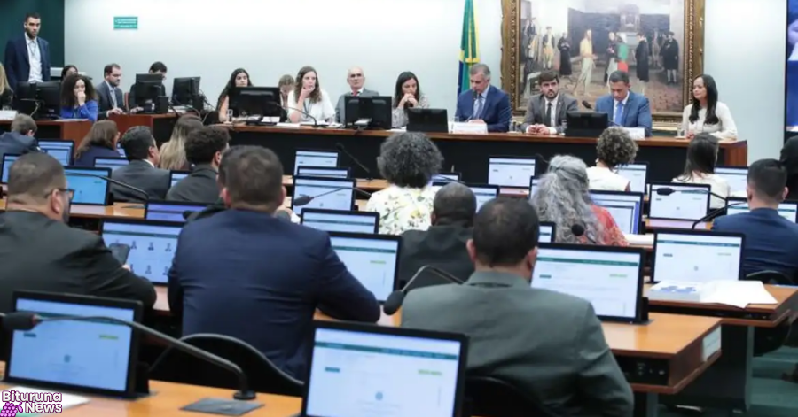 Deputados votam redução da maioridade penal em comissão  