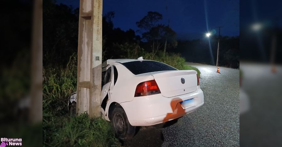 Motorista perde o controle, bate em poste e é socorrida pelos bombeiros em União da Vitória