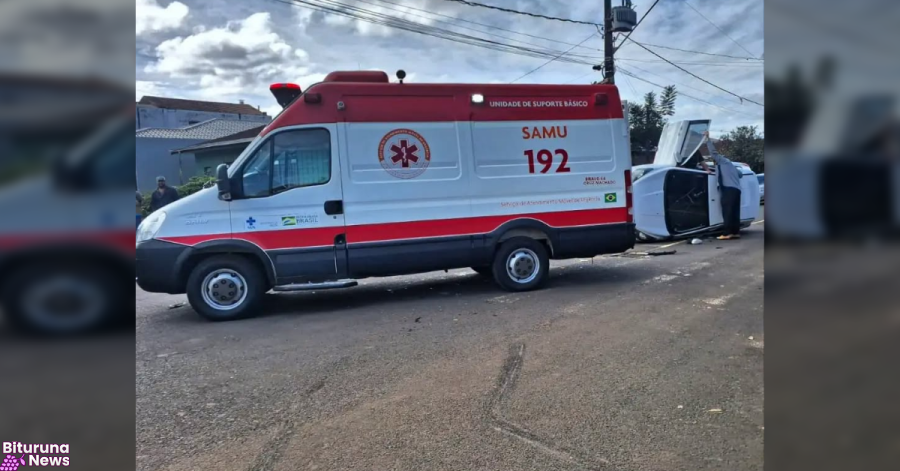 Carro capota e motorista é socorrida após colisão no centro de Cruz Machado; dois ocupantes fogem