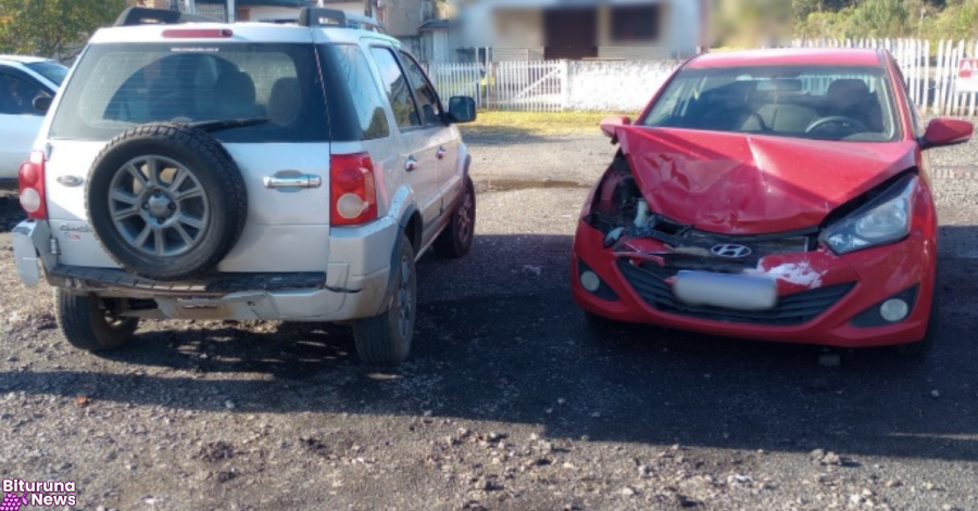 Colisão traseira entre EcoSport e HB20 deixa apenas danos materiais na PRC-476, em União da Vitória