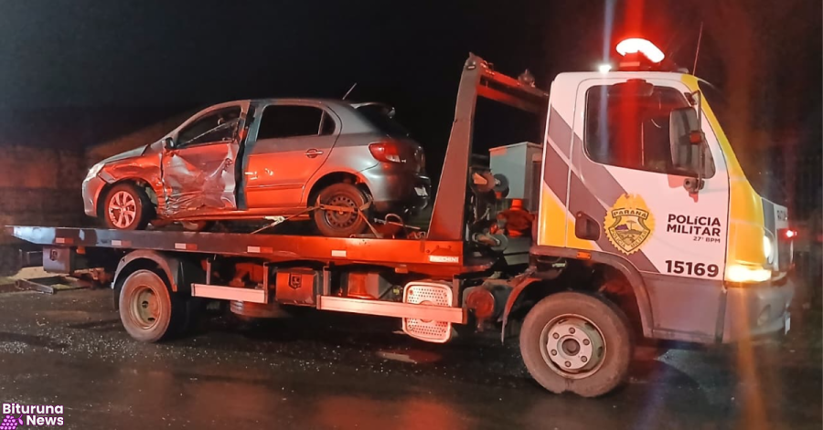 Acidente entre dois carros deixa veículo prensado contra muro em União da Vitória
