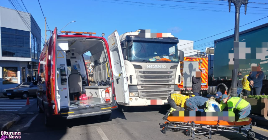 Carreta atropela idosa em frente à lotérica no centro de Porto União