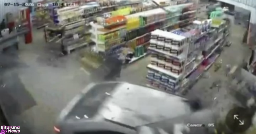 Carro invade supermercado no bairro São Vicente e atinge área dos caixas em Bituruna