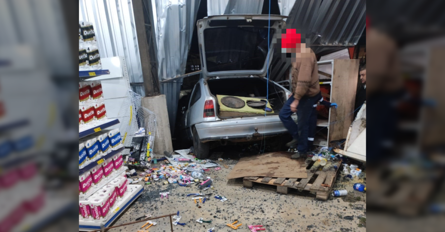 Carro invade mercado em Bituruna, motorista sem CNH é hospitalizada e latas de cerveja são achadas no veículo