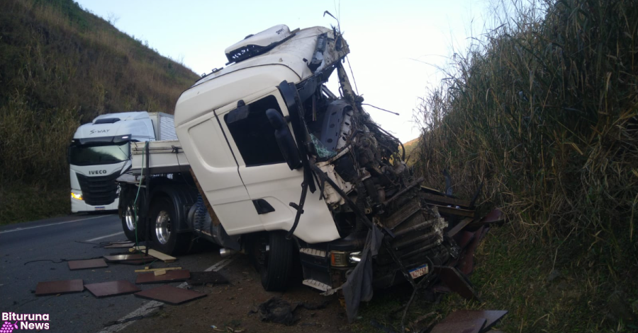 Carreta com placas de Bituruna tomba e derrama carga de madeira na BR-116, em Cajati (SP)