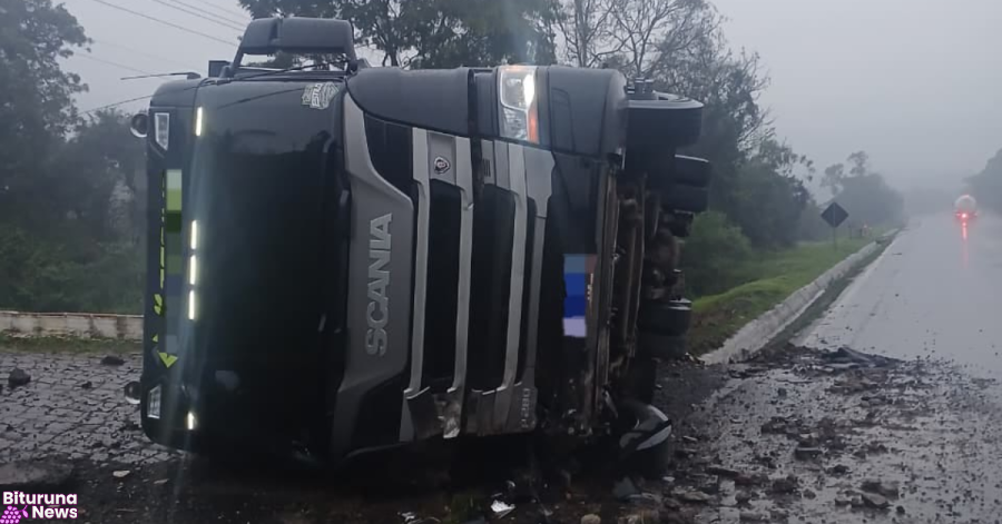 Carreta tomba às margens da BR-153 em União da Vitória