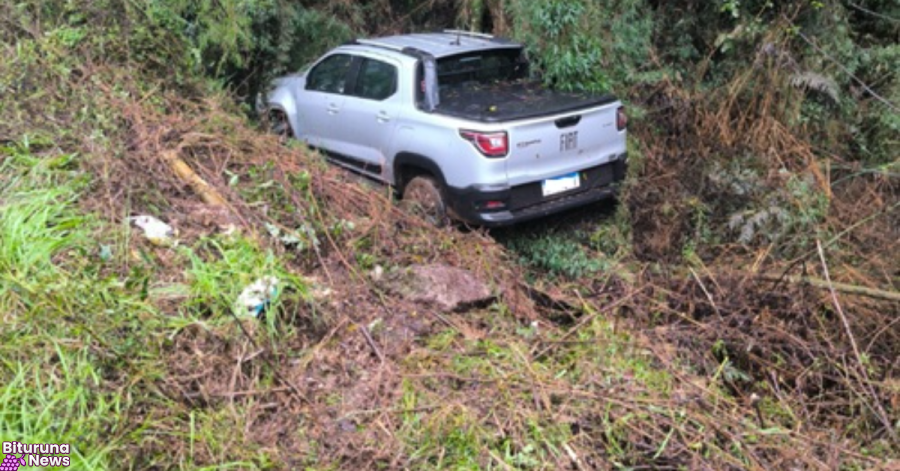 Strada aquaplana, sai da pista e para no meio da mata na BR-153 em General Carneiro