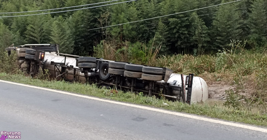 Caminhão tomba em Rio Azul e motorista fica gravemente ferido; acidente foi ontem (10)
