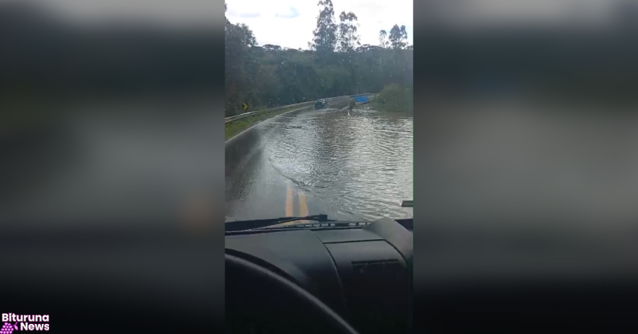 Água invade BR-153 e deixa meia pista em Dorizon, Mallet