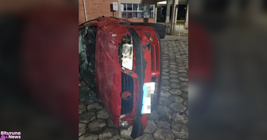 Motorista perde o controle, bate em carro estacionado na Rodoviária de Porto União e é levado ao hospital