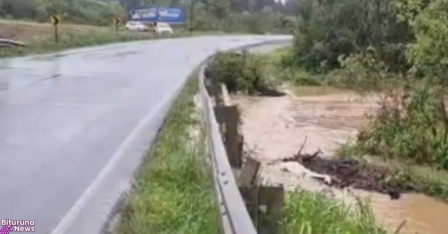 Água às margens da BR-153 sentido Irati está próxima do asfalto e exige atenção