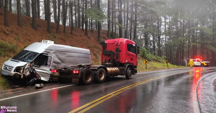 Motorista de van é socorrido após colisão com caminhão na PR-170, em Bituruna