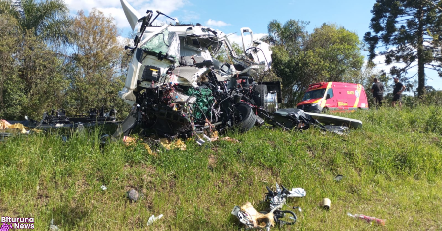 Batida entre veículos de carga deixa um motorista morto e outro preso às ferragens na BR-476