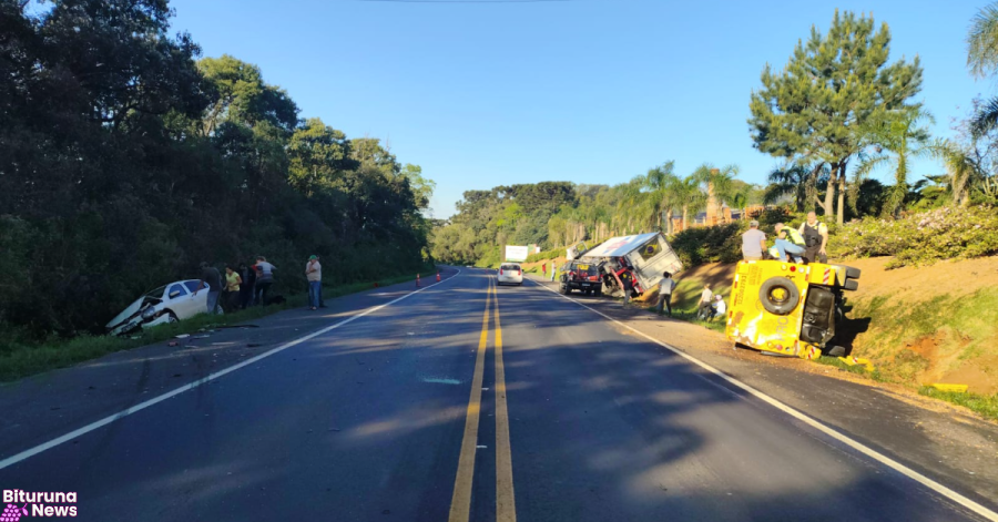 Carro, caminhão e carro-forte se envolvem em acidente na BR-476 em São Mateus do Sul
