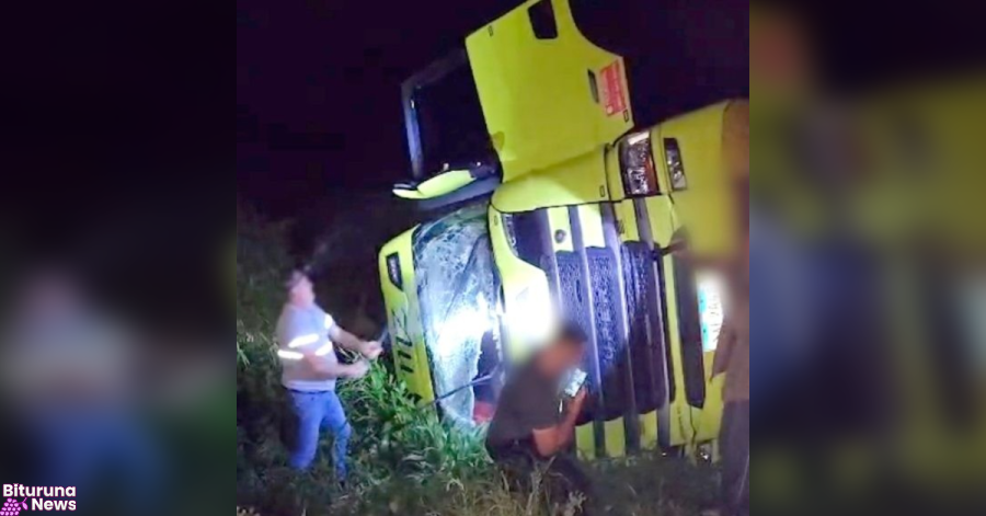 Caminhão sai da pista na BR-153 em Irati e motorista é levado à UPA