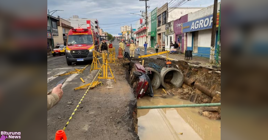 Motorista morre após cair com carro em cratera de obra em Prudentópolis