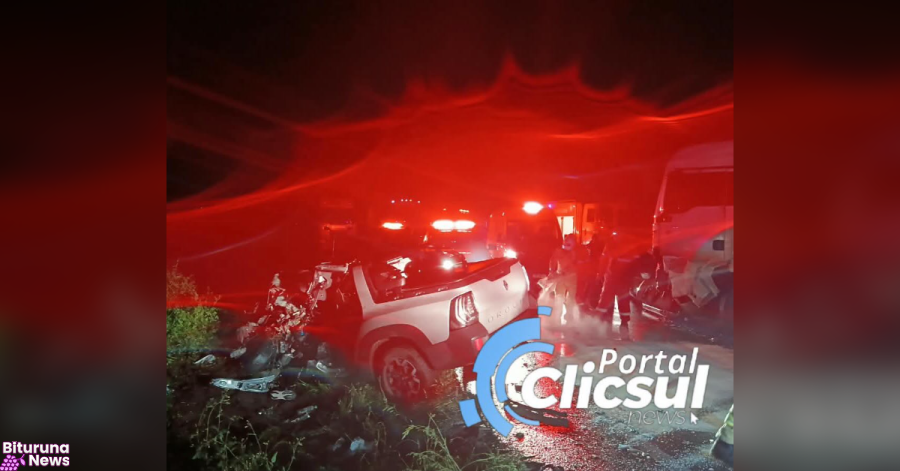 Colisão frontal entre carro e carreta deixa motorista morto na BR-476, na Lapa