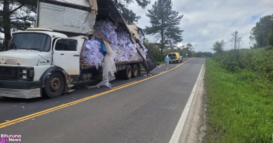 Três veículos colidem na BR-153 em Mallet e equipes aguardam a PRF de Irati